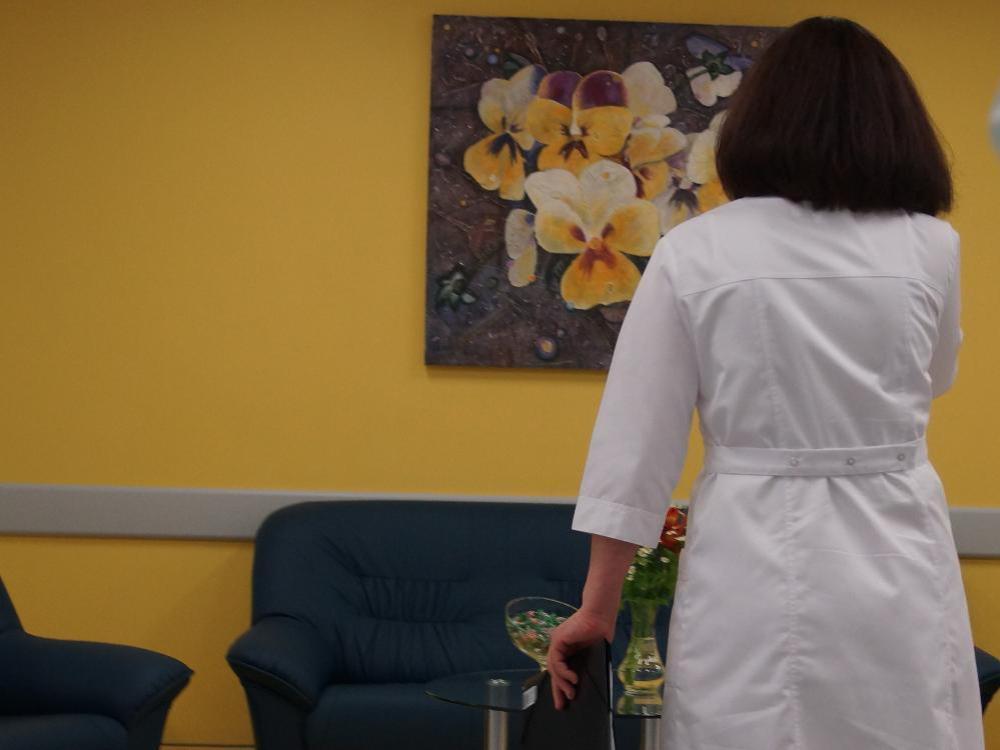 Зампред Скубенко о ситуации с амбулаторией в Вычегодском Никуда переезжать никто не будет В посёлке Вычегодский детскую и взрослую поликлиник преобразовали в амбулаторию В связи с этим по соцсетям поползли слухи о том что здание закроется и всех разместят на окраине посёлка в здании бывшего роддома Ситуацию прокомментировал заместитель председателя правительства Архангельской области Игорь Скубенко Никуда переезжать никто не будет Поручение было главному врачу посмотреть здание которое перешло муниципалитету от РЖД не более Никаких оптимизаций в амбулатории не планируем Все медицинские службы остаются на местах Беспокоит название амбулатория Такое название соответствует численности прикреплённого населения в посёлке Это требование федеральное Но мы содержим больше чем есть по нормативам федеральным