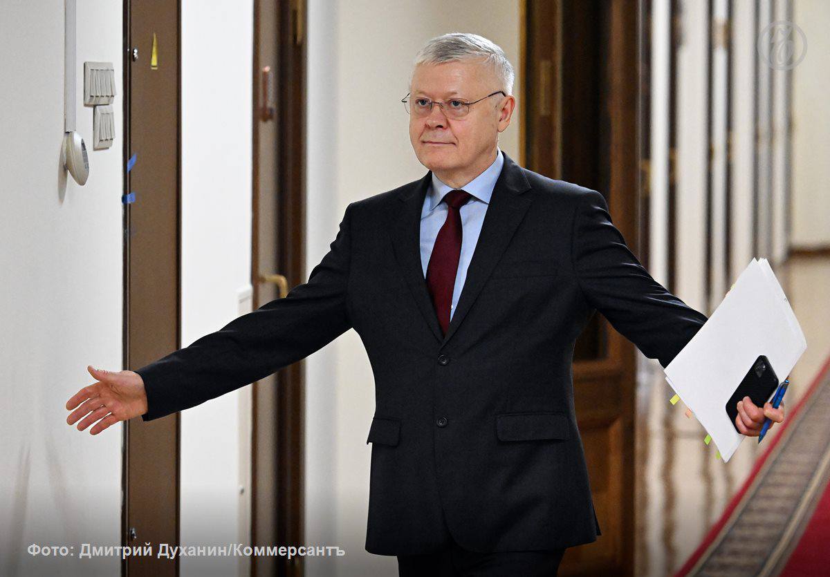 В Госдуме предложили отменить ежегодные декларации доходов для чиновников Группа депутатов внесла пакет законопроектов направленных на совершенствование антикоррупционной деятельности Среди предложений также ввести постоянный мониторинг финансового положения чиновников Главная цель сделать систему декларирования доходов расходов и контроля за имуществом чиновников более эффективной повысить оперативность антикоррупционных проверок и принимаемых мер переведя их из периодического в режим непрерывного контроля сообщил соавтор проекта председатель комитета Госдумы по безопасности и противодействию коррупции Василий Пискарев ЕР Фокус антикоррупционного контроля предлагается сконцентрировать в том числе на сделках при которых чиновники и их близкие покупают недвижимость транспорт ценные бумаги и другое имущество По словам Василия Пискарева именно при таких операциях возникают самые высокие коррупционные риски Подписывайтесь на Ъ Оставляйте бусты