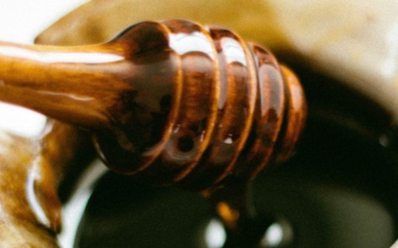 Протасов назвал продукты с самыми большими показателями фальсификата globalmsk ru news id 77959 В 2025 году Роскачество активно проверяло различную продукцию на соответствие законодательным требованиям Не все пищевые товары успешно проходили испытания Максим Протасов руководитель организации рассказал какие продукты питания чаще всего оказывались фальсифицированными Информацию об этом предоставило издание ТАСС со ссылкой на источник Наиболее высокие показатели по фальсификации в прошлом году были у медовой продукции сыра используемого для приготовления пиццы а также оливкового масла и БАДов С 2024 года мы ведем системную работу по очищению рынка меда В 2026 году мы продолжим мониторинг чтобы добиться полной прослеживаемости от улья до полки Важным шагом стало создание Хартии добросовестных участников рынка меда отметил Максим Протасов Эксперт рассказал что в 45 образцов сыра взятых для исследования были выявлены не разрешенные для использования жиры растительного проис