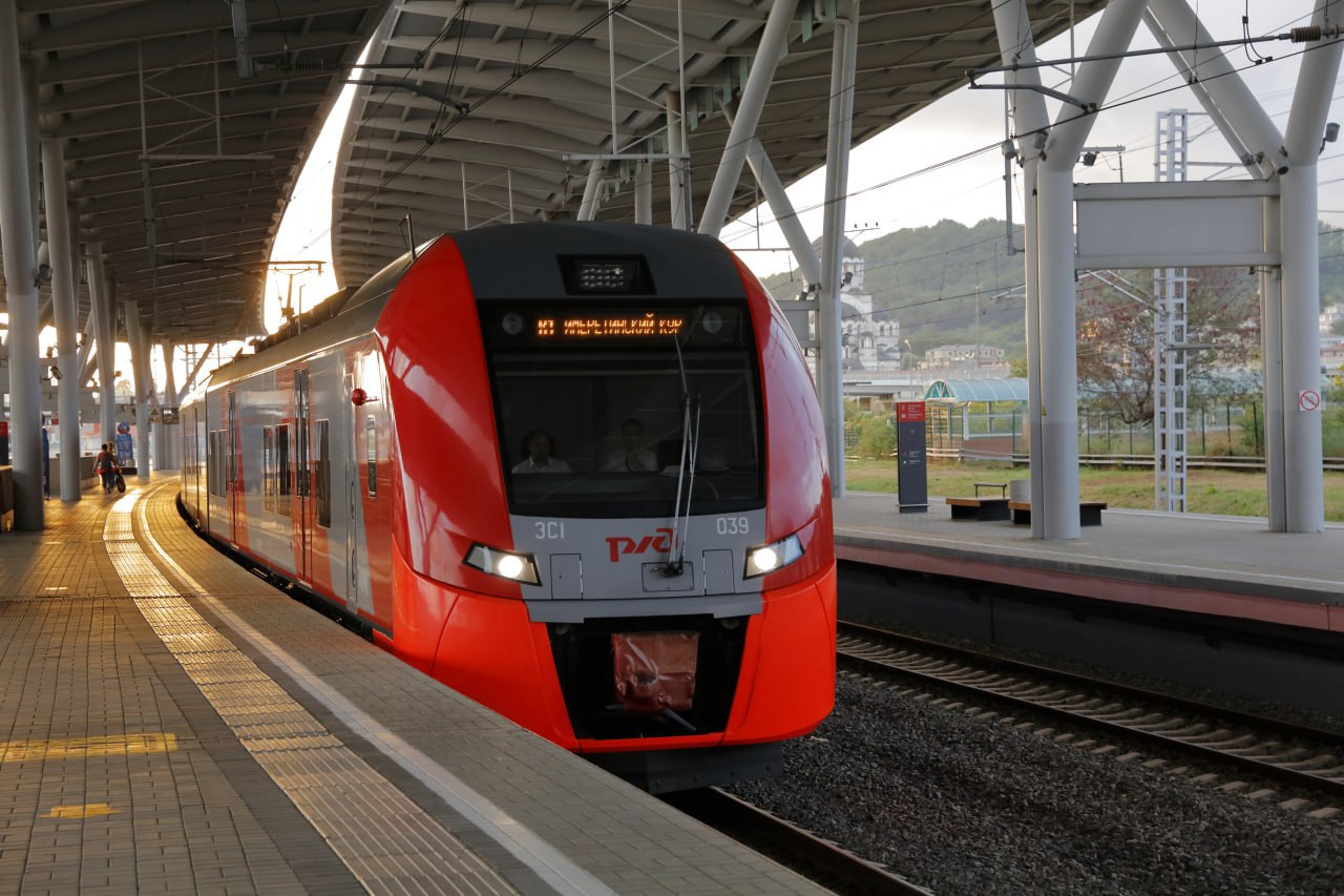 Назначили для футбольных болельщиков дополнительные рейсы Ласточки 15 и 18 ноября в связи с проведением международных футбольных матчей на стадионе Фишт изменится расписание пригородных поездов В эти дни для улучшения транспортной доступности места проведения мероприятий в вечерние часы назначаются 8 дополнительных Ласточек на маршрутах Сочи Имеретинский Курорт и Имеретинский Курорт Сочи Стоит отметить что в дни проведения матчей в целях обеспечения транспортной безопасности пригородные поезда не будут останавливаться на остановочных пунктах Известия и Научный парк Подробную информацию о графике движения поездов можно получить на сайтах ОАО РЖД раздел Пассажирам и АО Кубань Экспресс Пригород а также по круглосуточному телефону Центра поддержки клиентов ОАО РЖД 8 800 775 00 00 звонок из любой точки России бесплатный