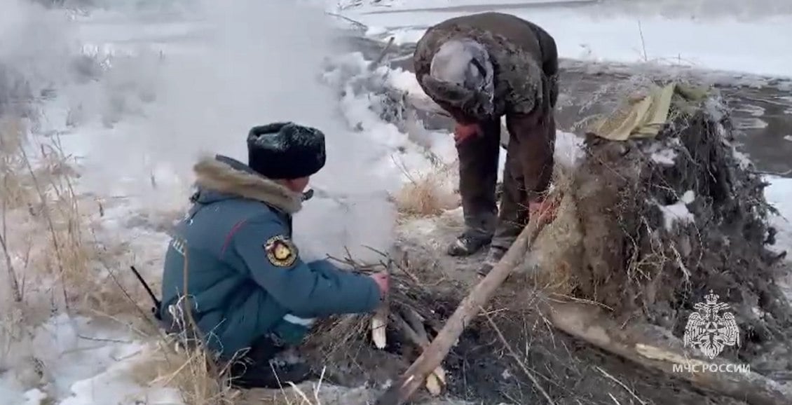 Житель Камчатки провалился в реку и не смог двигаться из-за замерзших ног Утром 16 ноября в службу «112» поступил звонок от жителя села Коряки. Он сообщил, что слышал крики о помощи в районе обрыва у реки Авача. Нажмите для подробностей -