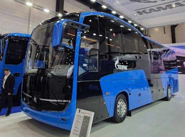 КАМАЗ представил новый туристический автобус КАМАЗ презентовал новый туристический автобус в рамках Петербургского международного газового форума Модель называется КАМАЗ 52229 и работает на компримированном природном газе КПГ Об этом сообщается на официальном сайте автопроизводителя Известно что новинка разработана совместно со специалистами Газпрома Подробнее на сайте autostat ru