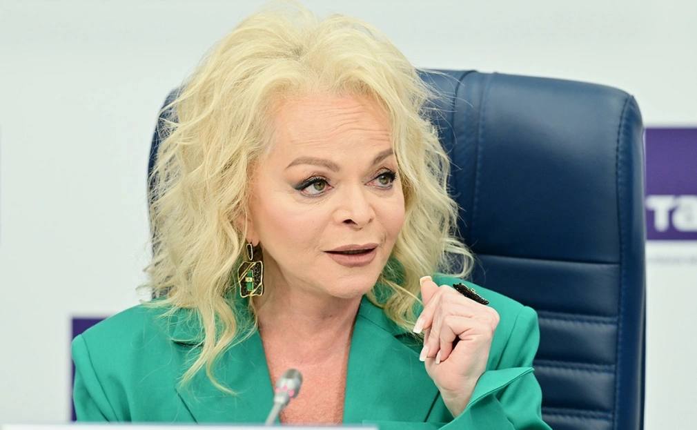 Международная ассоциация юристов и консультантов МАЮК представила в Судебную коллегию по гражданским делам Верховного суда России заключение Amicus Curiae касающееся дела о недействительности сделки купли продажи квартиры певицы Ларисы Долиной Нижестоящие суды признали сделки недействительными вернули квартиру продавцу и отказали покупателю Полине Лурье в возврате денежных средств что было оставлено в силе кассацией В МАЮК заявили что такой подход создает опасный прецедент и дестабилизирует оборот недвижимости Отказ в двусторонней реституции нарушает п 2 ст 167 ГК Общие положения о последствиях недействительности сделки и разъяснения Верховного суда России заявили в организации Фото Павел Кашаев Global Look Press РБК в Telegram и MAX