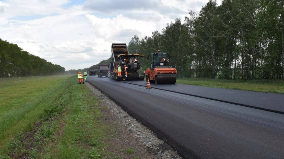 В Нижнекамске на ремонт дорог выделили около 3 млрд рублей  В Нижнекамске в 2025 году стартовал беспрецедентный по объёму ремонт и реконструкция дорожной инфраструктуры. Общая стоимость работ составляет около трёх миллиардов рублей, сообщил глава исполкома города Радмир Беляев. Особое внимание уделено капитальному ремонту ключевой дороги в промышленной зоне — проект реализуется при поддержке Раиса Татарстана Рустама Минниханова.  В ближайших планах — обновление ещё нескольких важных транспортных артерий. Разрабатывается программа совместно с Минтрансом по ремонту 15-километрового участка в сторону предприятия «ТАНЕКО» и дороги из Иштеряково, которая позволит создать объездной путь для жителей.  Отдельно выделено 397 миллионов рублей на ремонт второй промышленной дороги протяжённостью 2,7 километра.   Работы по замене асфальта планируют завершить в течение полутора месяцев, а осенью установить дорожные знаки и выполнить разметку. Кроме этого, на въезде в Нижнекамск устанавливают освещение, строят велодорожки и современные остановочные павильоны.   Подписаться   Сообщить новость