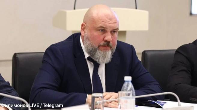 После драки в баре на Биржевой линии задержали заместителя губернатора Вологодской области По данным Фонтанки конфликт вспыхнул около 5 часов утра когда у Ивана Иноземцева не заладилось общение с другим посетителем бара Произошла ссора в ход пошли стулья В итоге троих участников потасовки увезли в отдел В результате драки замгубернатора получил травмы после оформления в отделе полиции Иноземцева поместили в Покровскую больницу на Васильевском острове В правительстве Вологодской области инцидент пока не комментировали t me spb danger