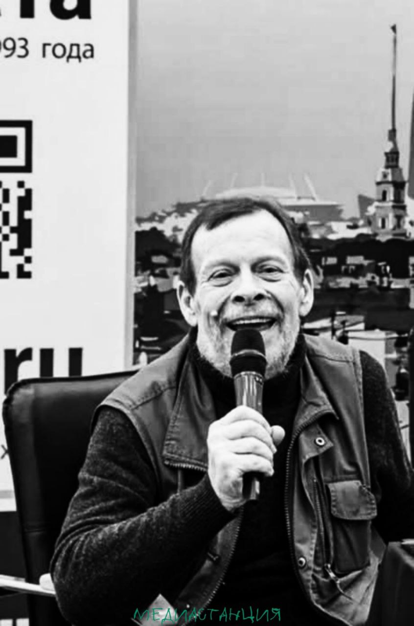 На 69 м году жизни скончался Дмитрий Синочкин Известный журналист и эксперт в сфере недвижимости работал главредом журнала Пригород и шеф редактором портала Недвижимость и Строительство Петербурга Его публикации выходили в Коммерсанте СПб Деловом Петербурге Ведомостях К сожалению в августе Синочкин рассказал что ему диагностировали неоперабельный рак горла Он умел найти верные и точные слова для представления любого эксперта и человека образы и сравнения в описании событий и проектов острые замечания в разборах самых запутанных ситуаций отметили в редакции Пригорода Соболезнуем родным и близким Покойтесь с миром Дмитрий Юрьевич mediastanciacom