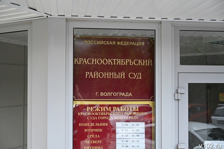 Волгоградец получил 4,5 года «строгача» за вежливый разбой  Суд в Волгограде вынес приговор грабителю, который  напал на женщину-продавца, когда она осталась одна. Схватил ее за волосы и потребовал деньги. Испуганный продавец все ему отдала.  - Забрав деньги, подсудимый поблагодарил женщину за то, что та передала ему денежные средства и попросил никому не рассказывать о произошедшем, - рассказали в суде.  Подробнее