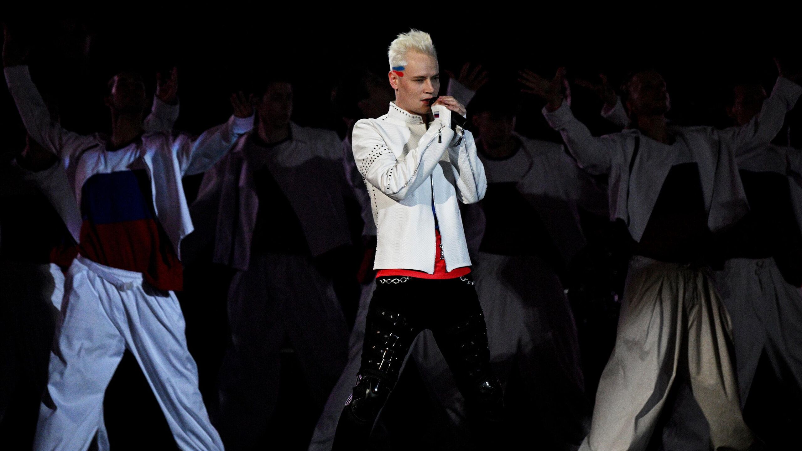 Заслуженный артист РФ Ярослав Дронов Shaman сообщил в своем Telegram канале что выпустил композицию Я красиво живу совместно с народным артистом России джазменом Игорем Бутманом Я приготовил для вас очередной сюрприз Представляю вам мою новую песню Я красиво живу Над её совершенно особенным и честным звучанием работал народный артист России Игорь Бутман со своим саксофоном написал он Shaman также поблагодарил Бутмана за возможность совместно поработать Это полноценный дуэт у саксофона здесь свой голос и своя история отметил он Песня Я красиво живу доступна на всех музыкальных площадках