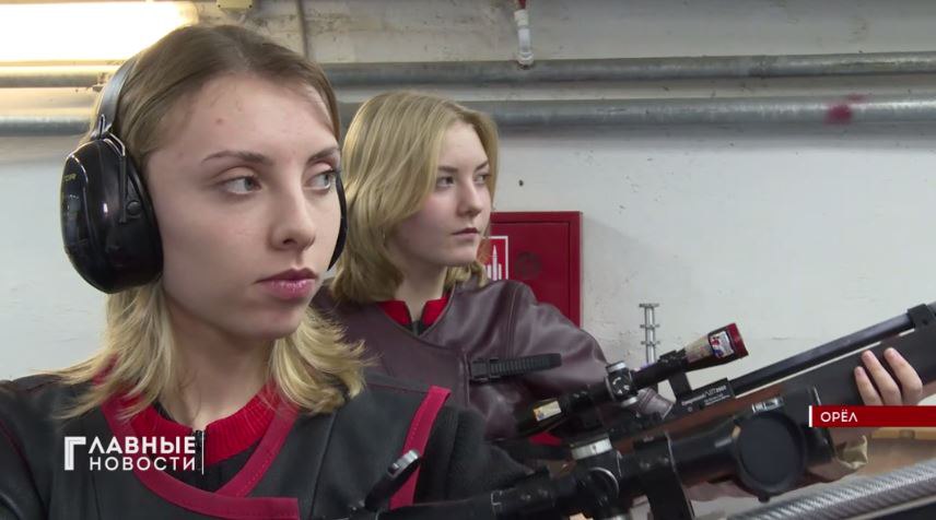 Орловские пулевики медалями открыли сезон 2026 года Вчера в Ижевске состоялось открытие Чемпионата России и этапа Кубка России по пулевой стрельбе Национальный Чемпионат собрал рекордное количество участников 475 спортсменов из 46 регионов страны Успехами орловской команды поделился региональный Департамент физкультуры и спорта Орловские спортсменки заняли первое место в женском командном зачёте в стрельбе по движущейся мишени В команде были Елизавета Дмитриева Лилия Дмитриева и Анастасия Цуканова Интересная дуэль получилась за бронзу в упражнении Винтовка пневматическая 10 м движущаяся мишень медленная и быстрая скорости Боролись орловчанки сестры Лилия и Елизавета Дмитриевы По итогам дуэли со счетом 6 2 бронза досталась Лилии А её сестра Елизавета впервые выполнила норматив Мастера спорта международного класса набрав 568 очков Победительницы тренируются в СШОР 1 Орла у Петра Калганова Поздравляем девушек и тренера В декабре мы делали сюжет про девушек тут