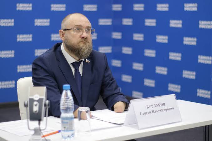 Мошенники скоро будут звонить голосом ваших родных: в Госдуме предложили семейный код для спасения В России ждут новый виток мошенничеств — аферисты готовятся звонить жертвам, подделывая голос близких людей в реальном времени. Зампред комитета ГД по спорту Бурлаков советует семьям заранее договориться о кодовом слове, чтобы не попасть в ловушку. «Мошенники уже научились отправлять голосовые и видеосообщения с голосом родственников, а теперь готовятся звонить и разговаривать как ваш сын, мать или супруг», — предупреждает Бурлаков. / Реклама СЕРТ НА 5000!