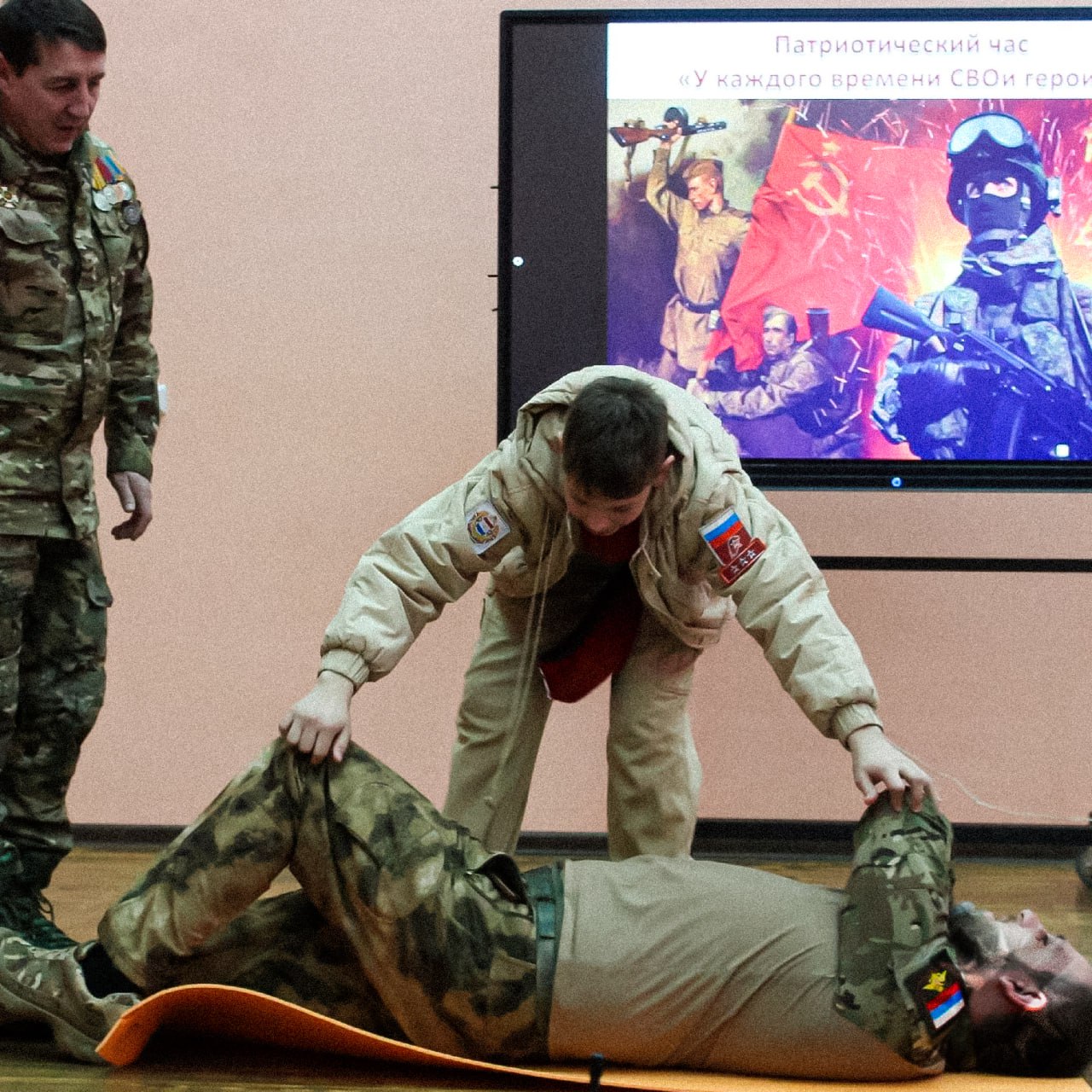 Уроки первой помощи будут вести участники СВО В Госдуме предложили поручить преподавание первой помощи тем кто реально спасал жизни в зоне СВО Депутаты уверены что такие знания должны стать базовыми как умение писать Запустить проект планируют в 2026 году а обучение сделать непрерывным от школы до вуза ну у них есть опыт НМШ