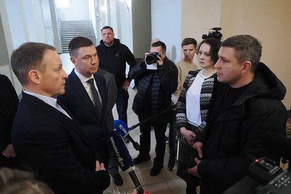 В Воронеже при поддержке Единой России началась реставрация объекта культурного наследия Мариинской гимназии Мариинская гимназия в архитектуре которой сочетаются такие стили как классицизм конструктивизм неоклассицизм и сталинский ампир стала первым объектом культурного наследия реставрация которого будет осуществляться не только за счет федерального бюджета но и за счет средств регионального бюджета и иных внебюджетных источников Разработка проектно сметной документации предусматривает два этапа Первый этап проекта завершен Заключен государственный контракт на сумму 210 миллионов рублей По моему предложению в проекте организационно финансового плана предусмотрено еще 300 миллионов рублей на проведение ремонтно восстановительных работ Конкурсная процедура по этому этапу будет запланирована Минкультуры России после принятия Госдумой проекта бюджета на 2026 год и плановый период 2027 2028 годов сообщил координатор партпроекта Историческая память руководитель Центрального исполнительного комитета Единой России депутат ГД Александр Сидякин Напомним партия инициировала выделение средств из федерального бюджета по программе Развитие культуры по направлению Объекты культурного наследия партпроекта Историческая память В 2024 году по партпроекту завершены реставрационные работы на 10 объектах культурного наследия в пяти регионах Ярославской и Самарской областях Республиках Татарстан Саха Якутия и Крым В настоящее время в работе находятся 27 таких объектов в 13 субъектах РФ Вологодской Воронежской Калужской Курской Липецкой Московской Нижегородской Новосибирской Самарской Тульской и Ярославской областях Москве и Республике Татарстан ergosdumaofficial