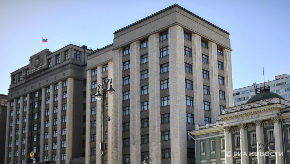 В Госдуме предложили поддержку для продюсеров, создающих фильмы о специальной военной операции. Депутат Госдумы Игорь Антропенко высказал необходимость оказания помощи российскому кинематографу и продюсерским центрам, работающим над фильмами, посвященными спецоперации. Он отметил, что сейчас важно поддерживать проекты, которые касаются этой темы, включая как художественные, так и документальные ленты. По словам депутата, такие фильмы, как "У края бездны. Битва за Мариуполь глазами очевидца", могут значительно изменить восприятие происходящих событий. Он также подчеркнул важность того, чтобы подобные работы стали доступны для просмотра в образовательных учреждениях.