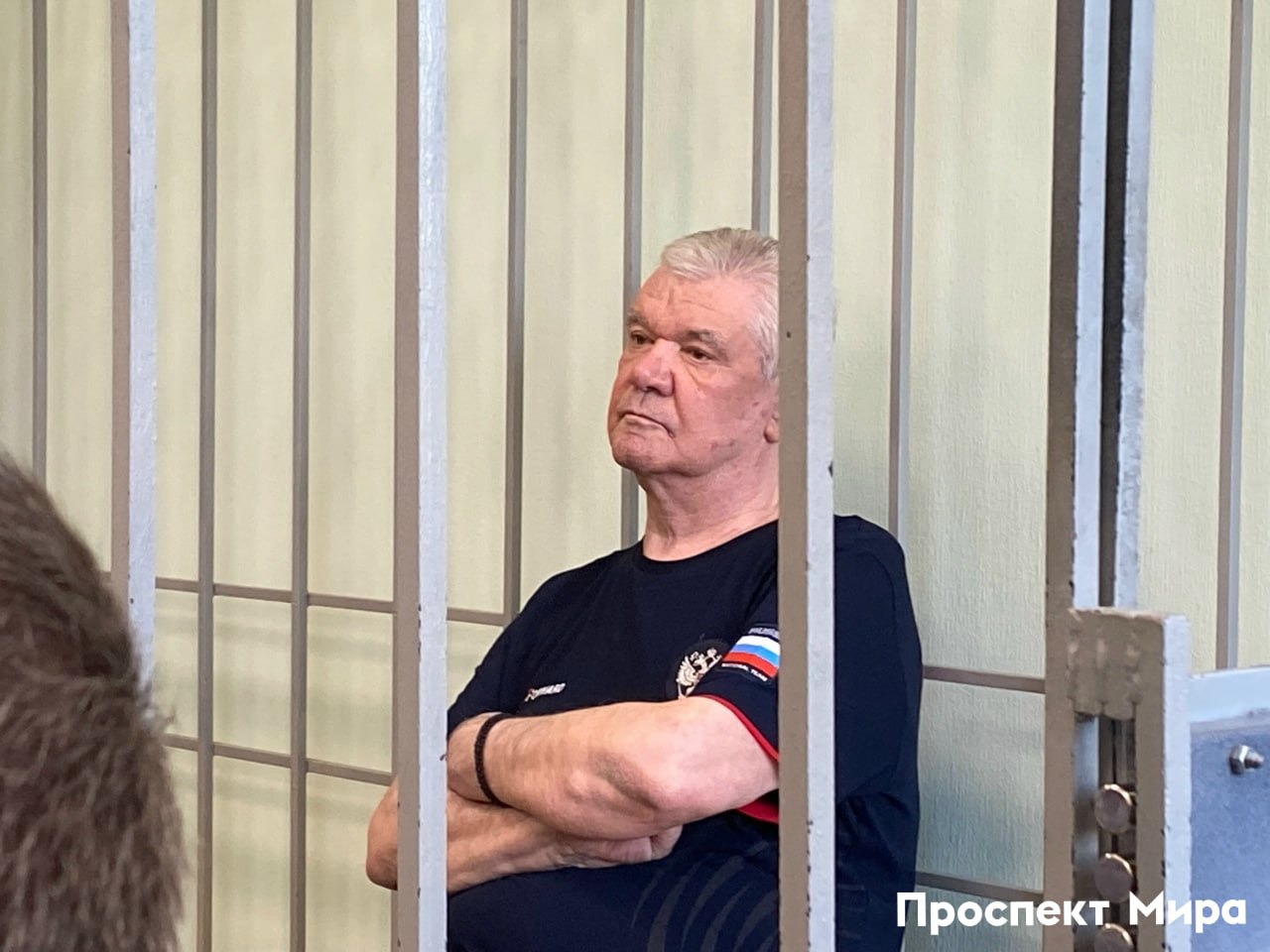 Красноярского застройщика Владимира Егорова пытались кинуть на 330 миллионов По версии следствия в 2024 году московский адвокат и двое красноярцев пообещали представителю строительной компании Сибиряк вернуть земли комбайнового завода и попросили за это 330 миллионов рублей Следователи считают что подозреваемые не могли повлиять на судебное решение а деньги хотели потратить на себя Во время передачи части взятки 35 миллионов рублей одного фигуранта задержали сотрудники ФСБ Всех троих подозреваемых арестовали Возбуждено дело о покушении на мошенничество ведется расследование