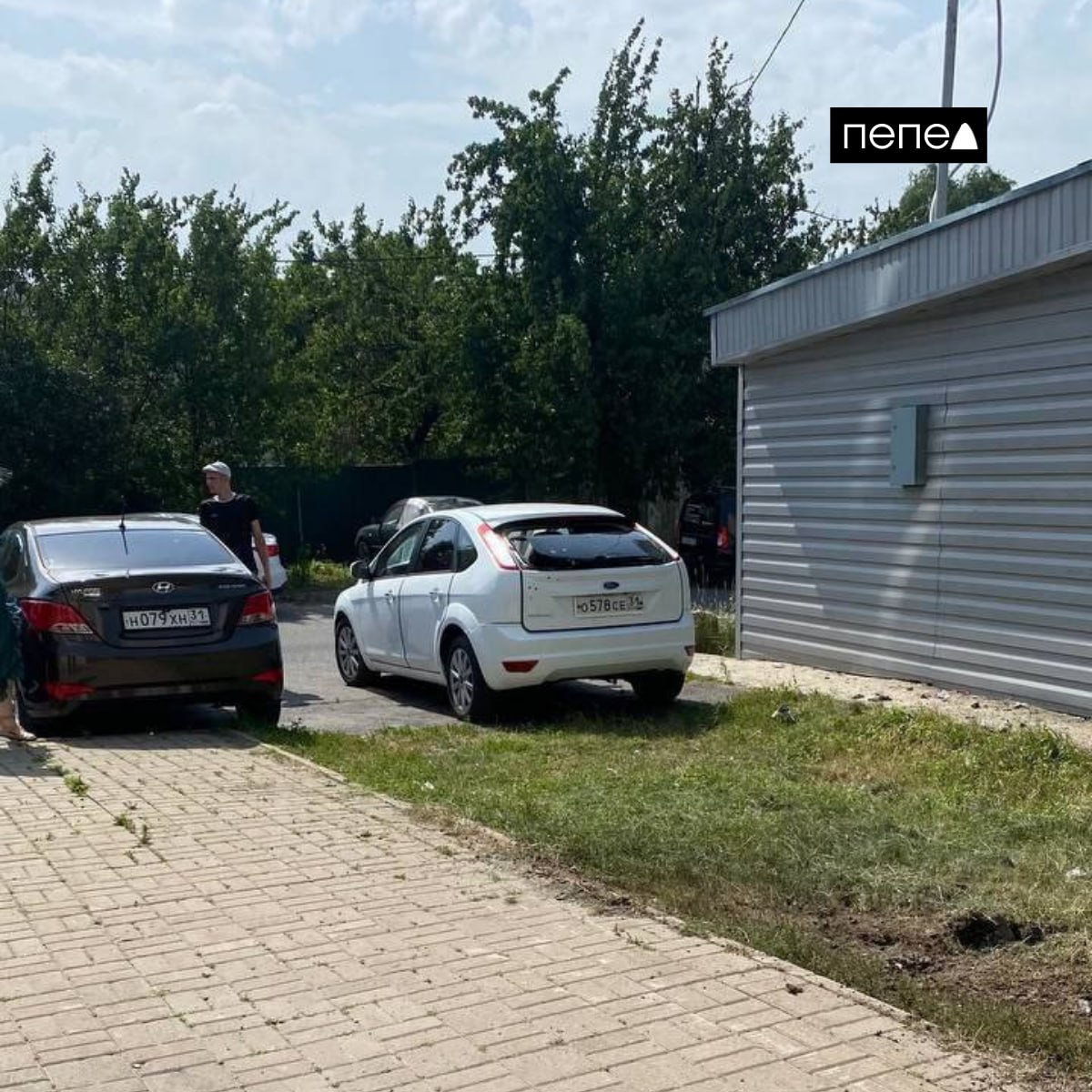 В Белгороде дрон влетел в балкон многоэтажного дома на улице Щорса. При ударе посечён сам балкон и автомобиль, который стоял под ним в момент удара. Подпираться на «Пепел»