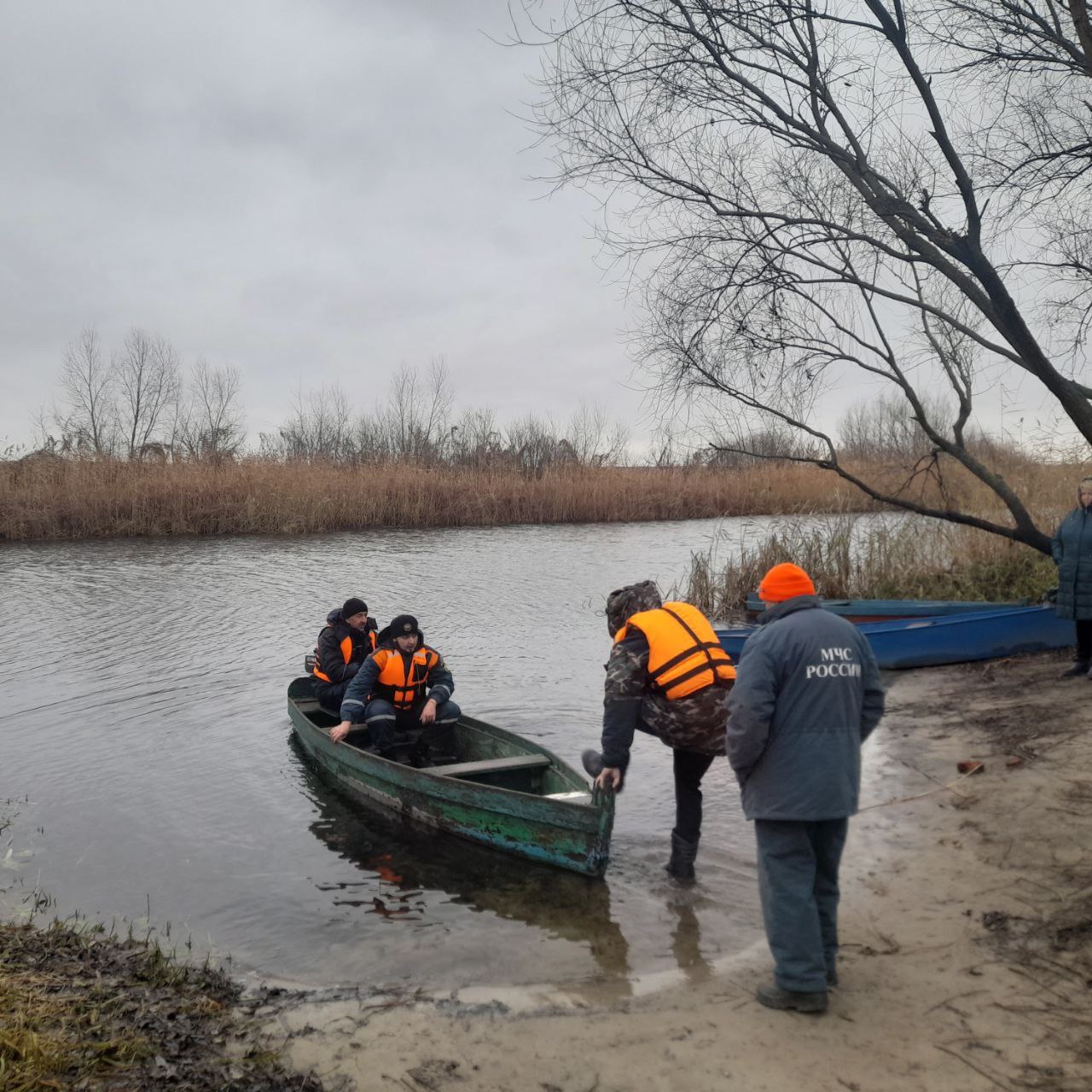 Под Воронежем утонул 62-летний мужчина  Тело без вести пропавшего нашли в реке Усманка в поселке Отрадное.   Водолазы получили заявку на осмотр водоема 22 ноября. В воскресенье, 24 ноября, они отправились на место пропажи мужчины. В этот момент от местных рыбаков поступила информация — тело нашли. Водолазы доставили труп мужчины на берег и передали следствию.