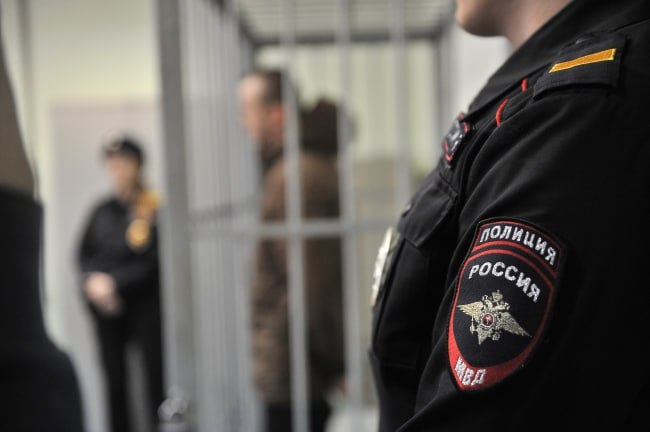 Продал украденный велосипед за 200 рублей  Полицейские Якутска раскрыли серию краж двухколесного транспорта. В отдел полиции №1 поступили заявления от горожан о пропаже велосипедов со дворов жилых домов.   В ходе оперативных мероприятий сотрудники уголовного розыска задержали 56-летнего жителя Мегино-Кангаласского района. Как установили правоохранители, подозреваемый похитил велосипед на улице Маяковского, перекусив противоугонный трос, после чего продал его случайному прохожему за символические 200 рублей. В тот же день мужчина совершил аналогичную кражу на улице Лермонтова.    Похищенное имущество изъято. По фактам краж возбуждены уголовные дела по статье «Кража», которая предусматривает наказание до пяти лет лишения свободы.    Фото: Булатов Алексей