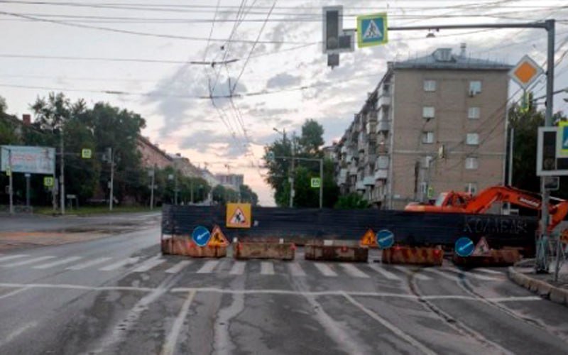 Левобережье Новосибирска встаёт в огромную пробку из-за очередного разрытия теплотрассы  Проезжую часть на улице Немировича-Данченко разрыли в Кировском районе Новосибирска в будний день. Для проезда в сторону площади Маркса оставили только одну полосу, жалуются жители в сервисе «2ГИС».  Ещё утром пробка растянулась на несколько километров. Движение крайне затруднено и сейчас, а впереди — вечер пятницы перед выходными. Так что «вы держитесь здесь, хорошего настроения»    .  Ещё в конце 2024 года мэр Максим Кудрявцев обращал внимание на многочисленные жалобы жителей на разрытия из-за ремонта теплотрасс, «благоустройство которых растягивается не несколько месяцев». Вскоре прокуратура заявила о «многочисленных нарушениях» у подрядчиков «Сибирской генерирующей компании», которая поставляет тепло и горячую воду в Новосибирске.  Подписаться  Прислать новость  Помочь бустами