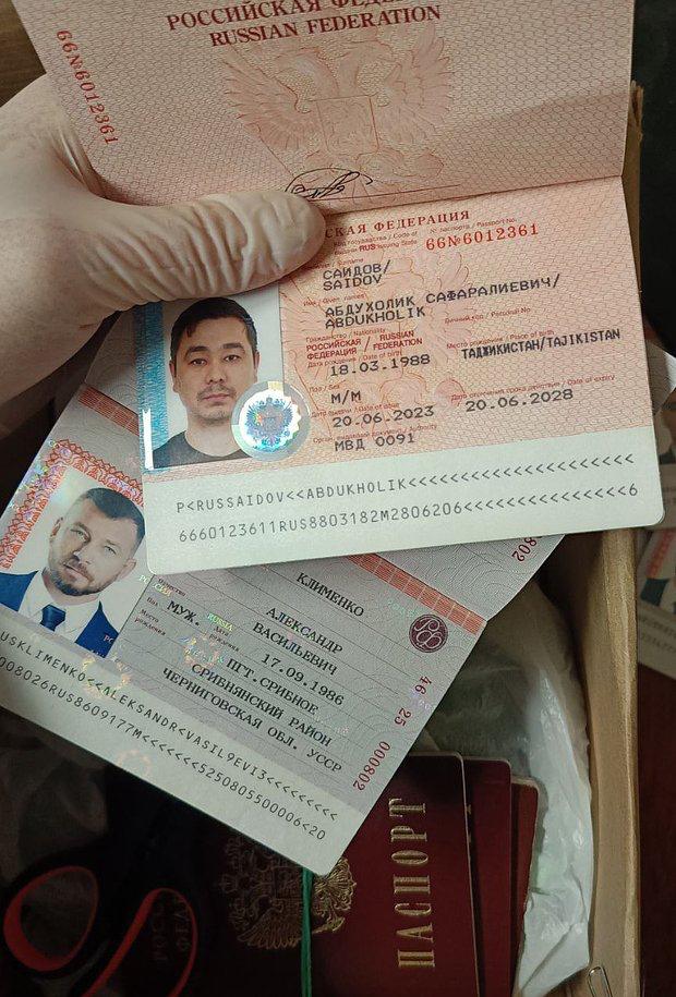 Российские СМИ опубликовали фото как они заявляют поддельного паспорта РФ на имя Клименко Александра Васильевича 17 09 1986 г р Это данные главы Специализированной антикоррупционной прокуратуры Украины Также в паспорте стоит его фото Как пишут российские СМИ этот паспорт был найден во время обысков у преступной группы которая занималась производством поддельных документов При этом подделка паспорта очевидна на внутренних российских паспортах а документ Клименко оформлен как якобы внутренний паспорт нет белой полосы с цифрами снизу Она есть только на загранпаспортах В связи с этим уже обсуждается три версии Первая подделку изготовили по заказу подконтрольных Банковой украинских силовиков в рамках подготовки контрудара по НАБУ и САП И его планировалось использовать для возбуждения уголовного дела против Клименко об этом пишет например экс нардеп Игорь Мосийчук А так как совершенно очевидно что это фото с поддельным паспортом Клименко не могло появиться в СМИ случайно то получается Россия решила сыграть на стороне НАБУ и САП в их противостоянии с Зеленским Вторая версия российские спецслужбы опять же в рамках поддержки НАБУ и САП сами изготовили этот поддельный паспорт или просто нарисовали в фотошопе и вбросили его в СМИ чтобы заранее дезавуировать возможные обвинения со стороны СБУ и ГБР в адрес Клименко Хотя учитывая явную фейковость подделки это маловероятно Российские спецслужбы сделали бы ее более достоверной Третья версия само по себе это фейковое фото сделанное в фотошопе и размещенное в российских СМИ по заказу из Украины группой поддержки НАБУ и САП для превентивной дискредитации обвинений в адрес Клименко Ранее мы писали что еще с сентября Банковая готовит удар руками СБУ по НАБУ и САП обвинив их руководителей и ключевых детективов в госизмене на основе показаний арестованного нардепа Христенко Сайт Страна X Twitter Прислать новость фото видео Реклама на канале Помощь