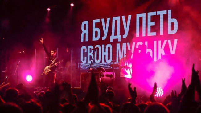 Стриминги Apple Music и SoundCloud скрыли от российских пользователей несколько треков рэпера Noize MC признан иноагентом . Среди композиций, к которым был ограничен доступ, — «Страна дождей», «Не все дома», «Кооператив «Лебединое озеро» и другие. : Сергей Петров / ТАСС