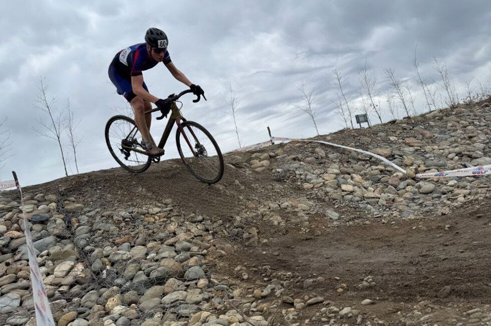 Спортсмен из ДНР стал чемпионом Всероссийских соревнований по маунтинбайку  Турнир прошел в Белореченске Краснодарский край В них приняли участие более 200 велогонщиков из ДНР Москвы Краснодара Геленджика Севастополя Ставрополя Самары Екатеринбурга Алтайского края Чувашской Удмуртской Республик и Адыгеи молодежь Читать полностью Фото Официальный ТГ канал Евгения Ширшова  Подпишись на нас в MAX