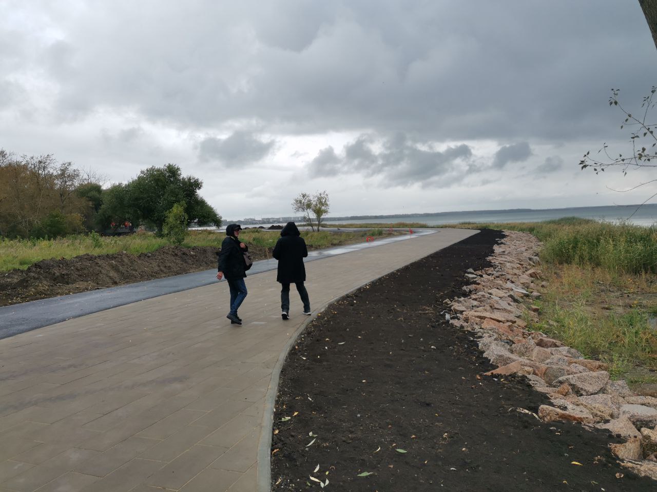 Благоустройство нового участка набережной озера Смолино на месте, где раньше были заросли, является одним из главных проектов благоустройства Ленинского района. Все работы первой очереди завершат этой осенью. Тут появятся прогулочные дорожки, детские площадки и другие зоны отдыха, а также мост, по которому можно будет подойти к воде. Алексей Текслер отметил, что Ленинский район в последние годы развивается очень активно, и благоустройство набережной даст дополнительный стимул. Тем более, что новый участок - последняя часть паззла, чтобы появилась непрерывная протяжённая прогулочная зона вдоль озера Смолино. Другие участки были благоустроены ранее. Алексей Текслер выразил уверенность, что теперь для прогулки по набережной будут приезжать жители и других районов.