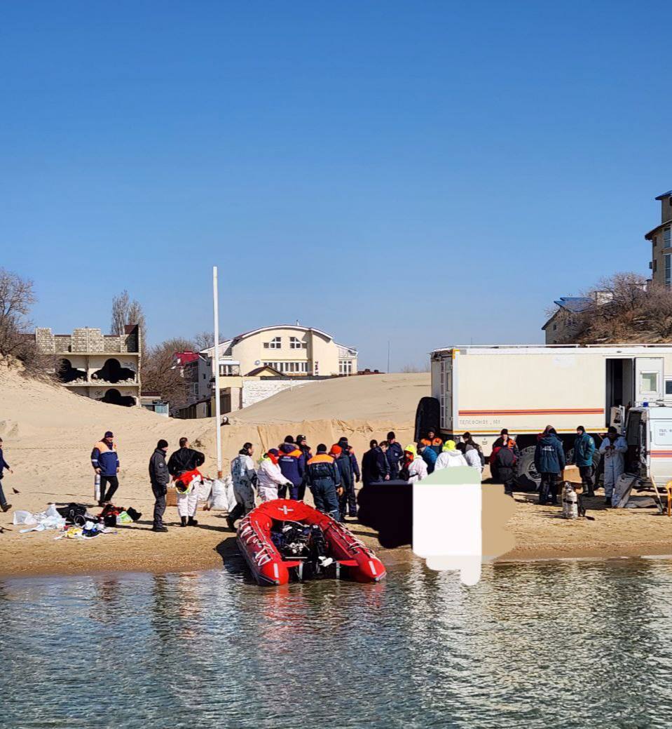 В Анапе водолаз погиб при работах по сбору мазута  Сегодня днем на пляже  Джемете погиб водолаз. Информация о трагедии появилась в соцсетях. Как пишет «Живая Кубань», Семен Л. не смог самостоятельно подняться на поверхность после погружения. Его извлекли из воды на страховочном тросе без признаков жизни.   Очевидцы говорят, что несмотря на оказанную медицинскую помощь и 40 минут реанимационных мероприятий, спасти мужчину не удалось.  Фото: