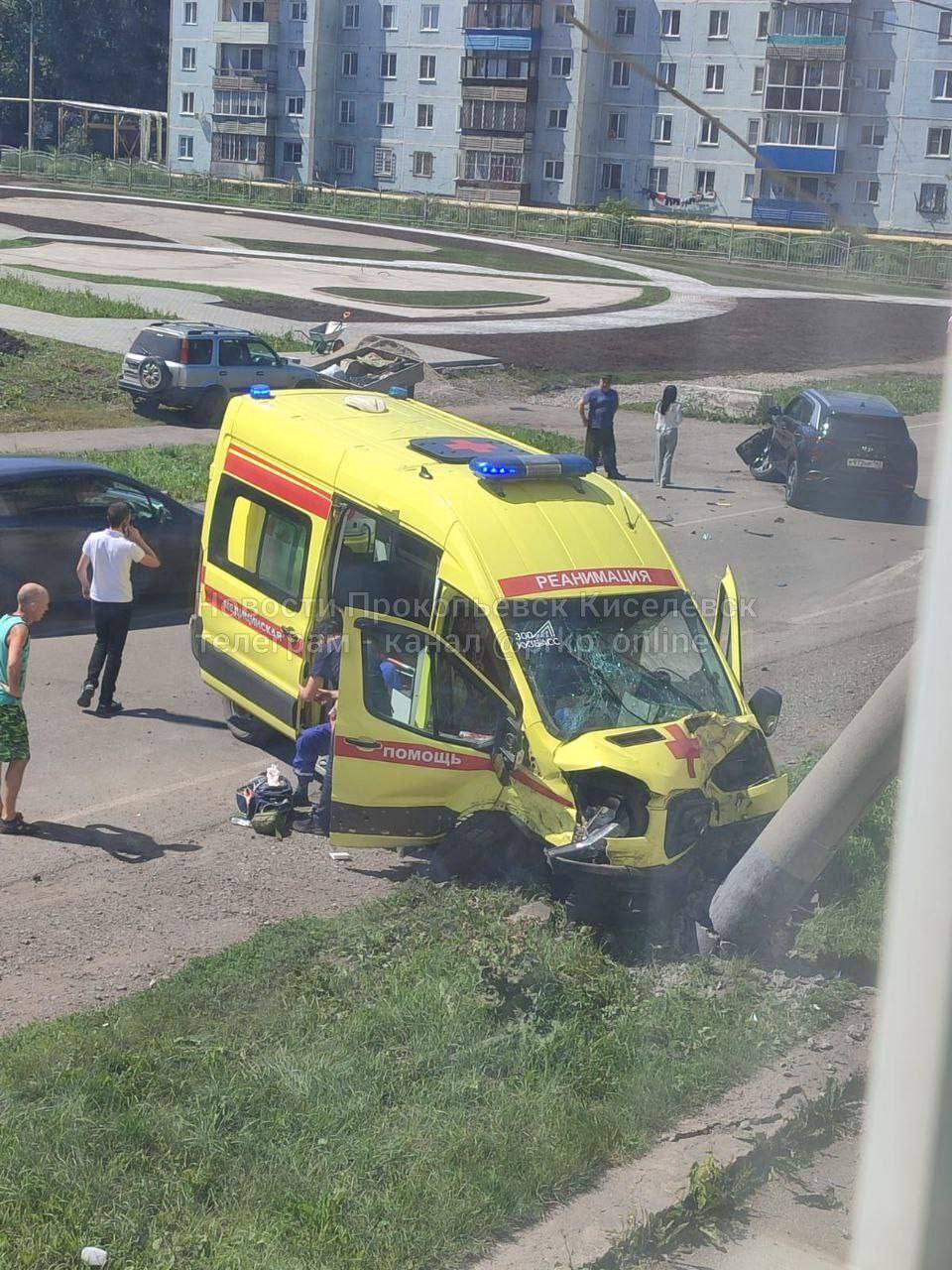 В Киселёвске автомобиль скорой помощи столкнулся с легковушкой и врезался в столб. Подробности пока не сообщаются. Вести-Кузбасс Новости