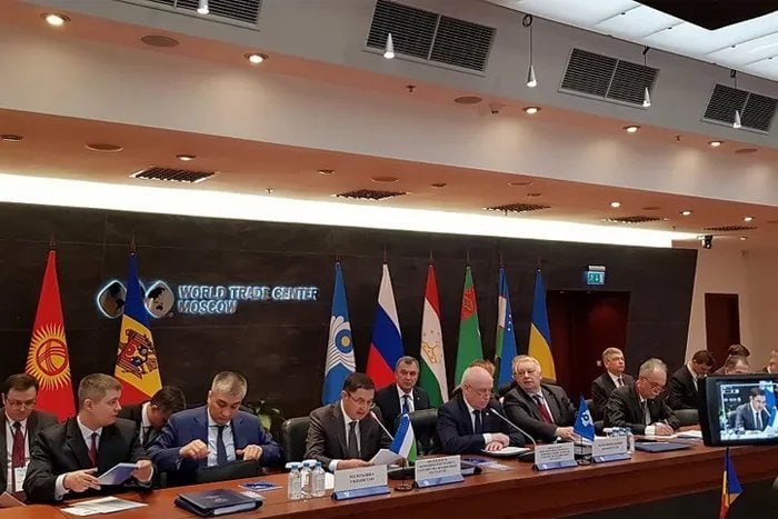 Сегодня в Душанбе проходит заседание Экономического совета СНГ От Республики Беларусь в качестве Национального координатора по вопросам СНГ и члена Экономического совета участвует Наталья Петкевич На повестке дня 27 вопросов включая стратегии цифровизации транспортных коридоров развития информационного общества и цифровой экономики до 2035 года научно технологического развития СНГ на 2026 2035 годы и план мероприятий по проведению Года охраны здоровья в 2026 году Эти и другие документы будут вынесены на утверждение Совета глав правительств СНГ Разговоры на кухне