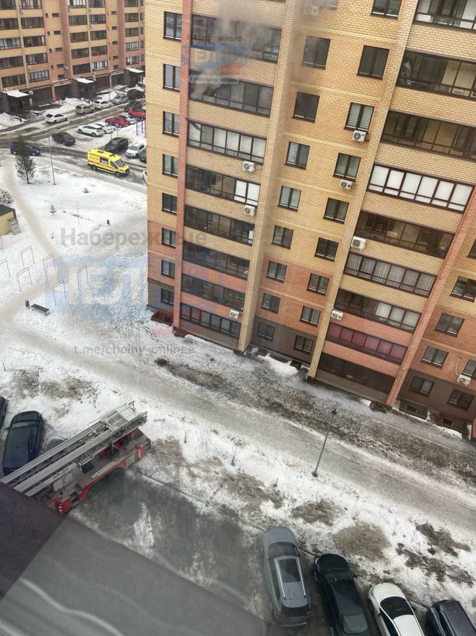 ⏺ В Челнах на пожаре ЕДВА НАСМЕРТЬ не задохнулись отец и ребенок  Сегодня в Набережных Челнах в квартире дома 63/1А произошел пожар. Внутри находились 39-летний мужчина с 9-летним сыном.    На машине скорой хозяина квартиры с признаками отравления продуктами горения доставили в горбольницу №5, а ребенка – в КДМЦ. В настоящее время они проходят медобследование, по итогам которого будет решен вопрос об их госпитализации.  Пожар был ликвидирован на площади 15 кв. м. Причина пожара устанавливается.  Фото: ЧЕЛНЫ ОНЛАЙН