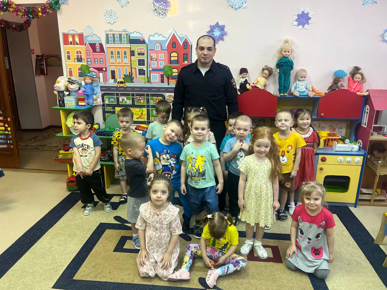 В детском саду Гнездышко мкр Пуровск города Тарко Сале состоялась встреча с автоинспекторами Сотрудники Госавтоинспекции провели с воспитанниками беседу о Правилах дорожного движения напомнили о важности соблюдения правил при переходе дороги ознакомили с различными видами пешеходных переходов и объяснили принцип действия световозвращающих элементов Дети активно обсуждали с полицейскими различные ситуации которые могут возникнуть при нарушении ПДД Подписаться на Госавтоинспекцию Ямала мвдроссии полиция гибддянао гибдд янао пуровскийрайон