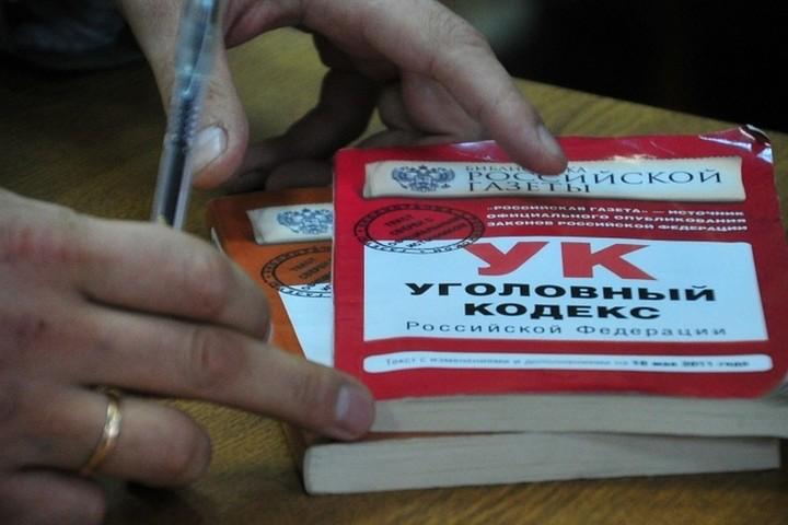 Попросил позвонить и обчистил банковский счет Якутянин ждал автобус на остановке, когда к нему подошел 19-летний парень и попросил позвонить. Мужчина не отказал, но не закрыл банковское приложение. Это увидел подозреваемый: подловил момент и перевел со счета 60 тысяч рублей. Деньги он потратил на личные нужды. «Заведено уголовное дело по статье «Кража». Санкциями предусмотрено наказание в виде лишения свободы на срок до шести лет», - сообщили в МУ МВД России «Якутское». Фото: Сергей Шахиджанян