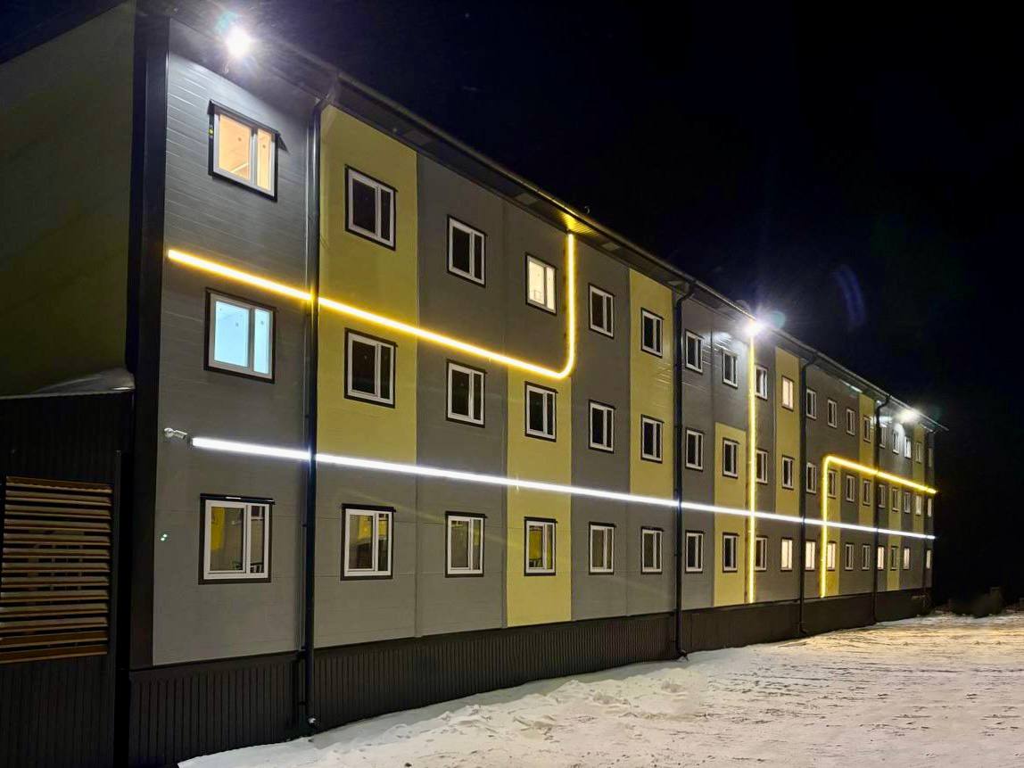 Машзавод завершает проект строительства мини городка для золотопромышленников АО Машзавод один из активов РМ Рейл ведущего производителя грузового подвижного состава России завершает строительство первой очереди мини городка для разработки крупнейшего месторождения золота в Сибири в местности Сухой Лог Бодайбинского района Иркутской области Построено три быстровозводимых модульных общежития каждое из которых рассчитано на 500 человек Предусмотрена отделка и подведение всех необходимых коммуникаций для обеспечения общежитий электричеством отоплением и водоснабжением Проект реализован под ключ от выезда на место и проектирования общежитий до комплектации мебелью и бытовой техникой Ключевой сложностью стало географическое положение объекта местность относится к регионам с экстремально низкими температурами в зимнее время до 50 C а его расположение на высоте 1100 метров над уровнем моря создает значительный перепад давления Кроме того отсутствует железнодорожное сообщение доставка комплектующих для строительства осуществлялась автотранспортом на объект было отправлено свыше 156 фур Транспортировка в общей сложности заняла более трех месяцев Генеральный директор АО Машзавод Сергей Сагайдак У нас большой опыт строительства объектов различного уровня сложности в непростых географических и экологических условиях Широкий перечень компетенций предприятия в составе единого многопрофильного холдинга дает нам возможность успешно выполнять любые задачи в сжатые сроки на высоком уровне