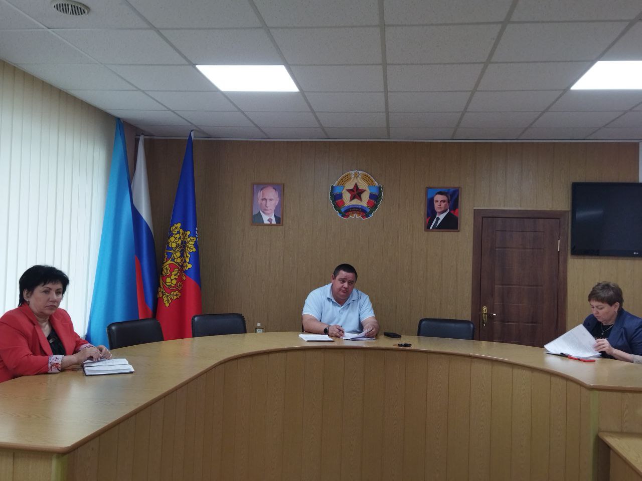 Сегодня Глава городского округа провел совещание с руководителями структурных подразделений Администрации, где обсуждались ключевые темы и были поставлены задачи, которые требуют оперативного решения В повестке дня рассмотрены вопросы, касающиеся, в первую очередь, работы коммунальных служб города. Глава городского округа дал ряд конкретных поручений начальнику УЖКХ Администрации муниципального образования. При обсуждении темы социально-экономического развития городского округа, было акцентировано внимание на необходимости подготовки расширенной информации для дальнейшей корректировки плана действий и участия Администрации в проектах и программах, которые будут направлены на развитие города и улучшение благосостояния ровенчан.