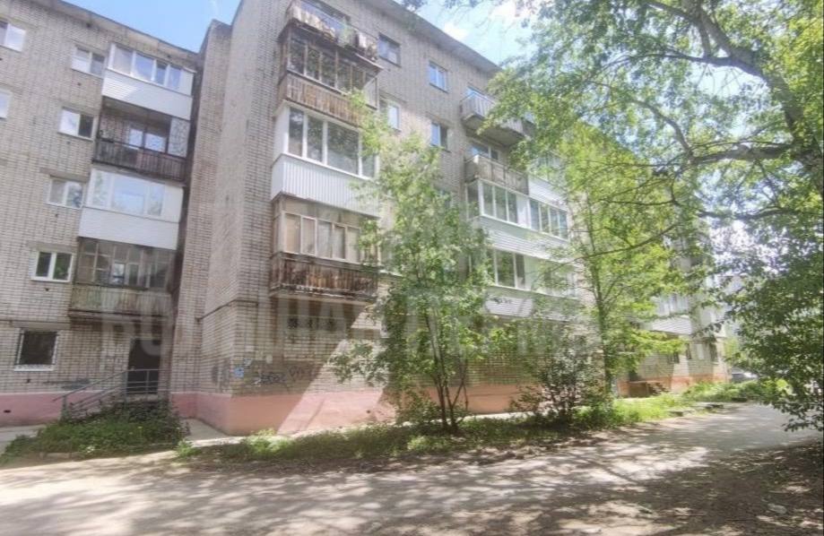 Тело новорождённого малыша нашли под окнами дома в Березниках   Мама ребенка — выпускница 9-го класса, так говорят очевидцы. Она живет в этом же доме на 5 этаже вместе с семьей. Мёртвого младенца заметила соседка девочки, когда возвращалась домой — на месте уже работали силовики. СК устанавливают обстоятельсва смерти.    Подписаться       Дать «буст»