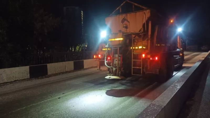 ТОЛК новости Барнаула Алтайского края и Республики Алтай В Барнауле дорожники перешли на зимнее содержание улиц и дорог Барнаульское МБУ Автодорстрой начало работать в круглосуточном режиме с продленной ночной сменой Причиной стали погодные перемены а именно дожди мокрый снег и понижение температуры воздуха ночью сообщает пресс служба городской администрации Шесть дежурных бригад собрано чтобы оперативно реагировать на последствия изменений погоды Ночью для безопасного движения личного и общественного транспорта наиболее опасные участки дорог будут посыпать противогололедными средствами если необходимо В дневное время на городских дорогах и тротуарах работают 128 рабочих и 76 единиц техники Отмечается что Центральная диспетчерская служба МБУ Автодорстрой работает круглосуточно и принимает обращения по номеру телефона подробнее на канале ТОЛК новости Барнаула Алтайского края и Республики Алтай