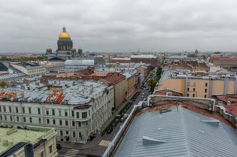 Петербург и Ленобласть могут освободить от туристического налога?   Бизнес жалуется Смольному на туристический налог, который ввели в стране с 1 января 2025 года. В частности жалобы поступают от бизнеса и гостей города, которые имеют право на льготу, но не могут ее получить.  Поэтому депутаты ЗакСа Петербурга обсудили жалобы бизнеса и льготников на турналог и задумались — а, может, нужно освободить от него Северную столицу и Ленобласть?   Разбираемся в чём соль в материале на сайте.   : Олег Золото   : СПб — отдай свой буст нам