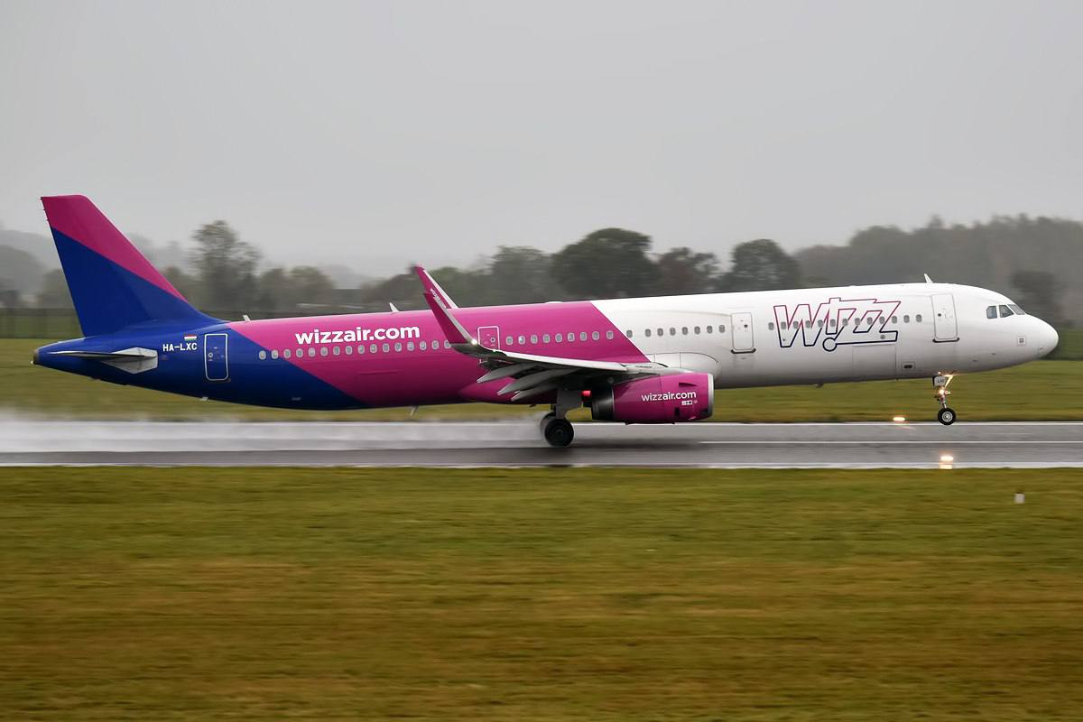 Лоукостер Wizz Air с 1 сентября прекратит все полеты из Абу-Даби ОАЭ Как пояснили в авиакомпании, решение было принято из-за операционных трудностей и геополитических изменений на Ближнем Востоке. «Проблемы с поставками, нестабильная ситуация в регионе и ограниченные возможности для работы на рынке усложнили достижение наших первоначальных целей», - сказал глава компании Йожеф Варади. В июне он говорил, что авиакомпания стратегически сокращает полеты в «жарких и неблагоприятных» регионах — зонах с высокими температурами и плохим качеством воздуха, которые ускоряют износ двигателей. Сейчас перевозчик продолжает устранять операционные последствия массовых проблем с двигателями Pratt & Whitney GTF, из-за которых около 20% ее парка Airbus A320neo было выведено из эксплуатации в 2025 финансовом году. В дальнейшем Wizz Air сосредоточится на своих ключевых рынках в Центральной и Восточной Европе, а также в таких странах, как Австрия, Италия и Великобритания, говорится в заявлении. Напомним, что Wizz Air выполняла из Абу-Даби рейсы по многим европейским, азиатским направлениям, а также в страны СНГ, предлагая одни из самых выгодных на рынке тарифы.