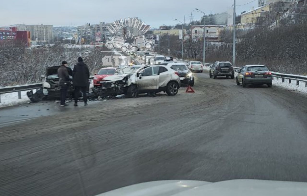 Женщина пострадала при столкновении иномарок в Мурманске Утром около 10 45 в районе дома 34А на улице Рогозерская в Мурманске столкнулись автомобили Опель и Ниссан По данным региональной Госавтоинспекции водитель Опеля направлявшийся со стороны подъезда к Североморску выехал на встречную полосу где допустил лобовое столкновение В результате аварии пострадала женщина водитель Ниссана ей оказана медицинская помощь Фото Мурманск ДТП ЧП Все самые важные новости Telegram MAX