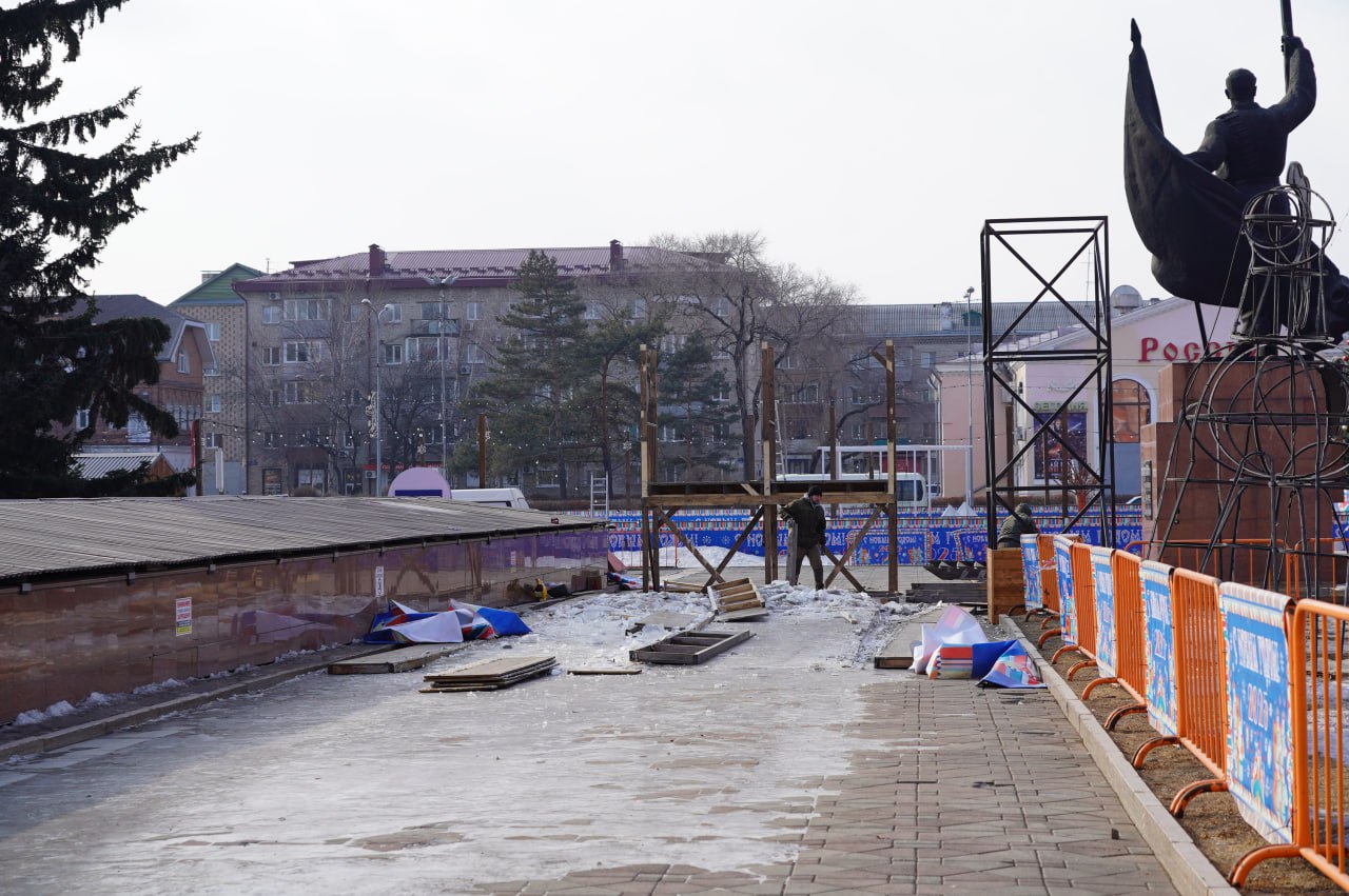 Ледовый городок завершил свою работу  Сегодня на территории центральной площади приступили к разборке новогодних конструкций. Специалисты снимают иллюминацию и разбирают ледовые горки.   В наступившем 2025 году темой оформления были герои русских былин – богатыри.  Праздничным настроением жителей города заряжали нарядные арт-объекты, аттракционы, горки и традиционный каток вокруг главной красавицы  - ели. Во время новогодних каникул для жителей и гостей города проводились игровые программы и интересные мастер-классы в шатре.    Напомним, зимний городок открылся 21 декабря 2024 года ярким театральным представлением, развернувшимся вокруг главной городской елки.   Работа муниципальных катков будет продолжена при условии устойчивых отрицательных температур до 20 февраля.