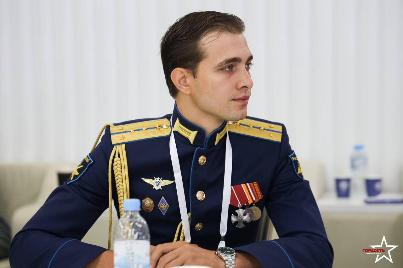 Бывший военный лётчик стал заместителем министра внутренней политики Липецкой области Максим Гутник ветеран СВО участник кадровой программы Гордость Липецкой земли Награждён орденом Мужества Это первое назначение участника регионального проекта Гордость Липецкой земли на государственную службу Максим уверенно прошёл первый модуль программы проявил себя как ответственный дисциплинированный и принципиальный человек готовый к серьёзным задачам заявил губернатор Игорь Артамонов