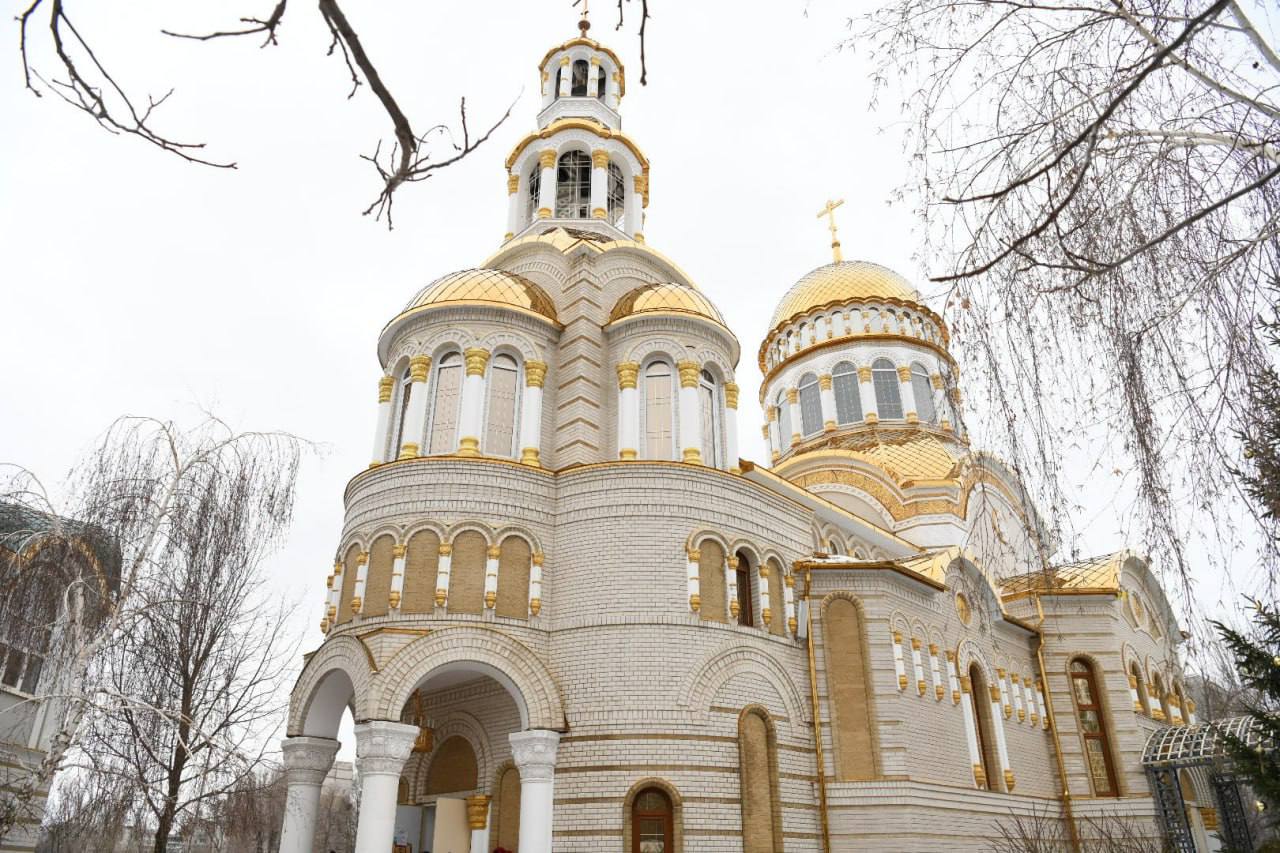 В Луганске состоялась церемония освящения реконструированного храма в честь блаженной Ксении Петербургской.   Появление новой святыни имеет особое значение для всех православных, живущих в нашем регионе. Храм – это место силы, каждое его посещение дает нам силы преодолевать трудности военного времени и дарит надежду на скорейшее наступление мира на земле Донбасса.   Уверен, что новый храмовый комплекс станет не только точкой притяжения верующих, где каждый сможет найти утешение и поддержку, но и важным элементом культурного и архитектурного облика Луганска.  Благодарю настоятеля храма протоиерея Сергея Гутенко за огромный труд, вложенный в строительство этой святыни и защиту наших духовных ценностей.