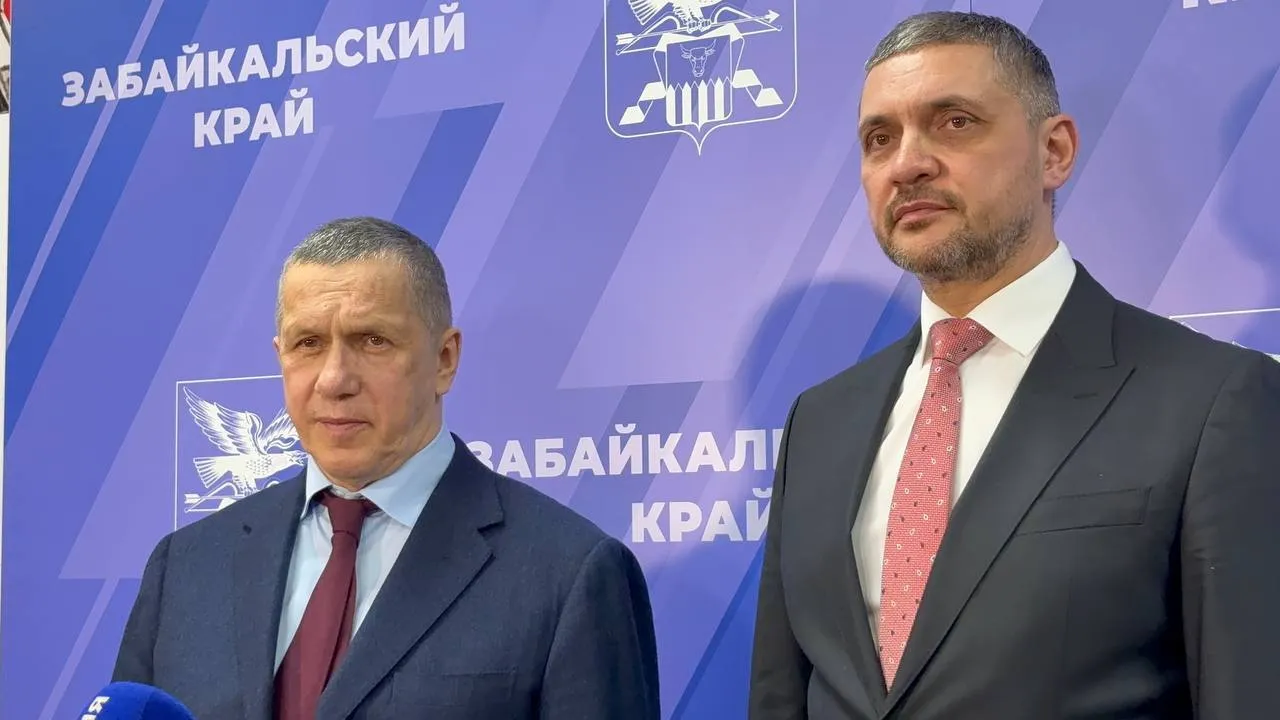 Осипов заявил о дефиците энергии и проблемах с погранпереходами в Забайкалье  Ограничения в энергетике и работе погранпереходов сдерживают развитие Забайкалья об этом заявил губернатор Александр Осипов в рамках пресс подхода в правительстве Забайкалье после завершения обсуждения социально экономического развития Забайкальского края и крупных инвестпроектов По его словам одной из ключевых проблем остаётся дефицит энергомощностей а также ограничения на транспортировку продукции через границу Как мы можем помочь нашим инвесторам Вопросы которые сдерживают развитие Первый это энергетический дефицит И правительством России благодаря поддержке Юрия Петровича Трутнева прим ред президентом принято решение о строительстве двух масштабных электростанций одной реконструкция второй новое строительство Второй момент погранпереходы железнодорожные и автодорожные которые позволят вывозить забайкальскую продукцию Напомню что в прошлом году мы к сожалению потеряли полтора миллиона тонн отгрузки Наши показатели мы контролируем В этом году мы договорились с железными дорогами Правительство России нам оказало огромную помощь Ограничений у нас не будет но в целом хотелось бы чтобы страна и наши грузоотправители не имели ограничений по погранпереходам Сегодня были предметные совещания под руководством Юрия Петровича Трутнева прим ред на эту тему Все погранпереходы будут реконструированы Сейчас вопрос в максимально коротких сроках завершения этих работ Фото ИА ChitaMedia Читайте нас в ДЗЕН ВК ОК МАХ   ChitaMedia Прислать нам новость