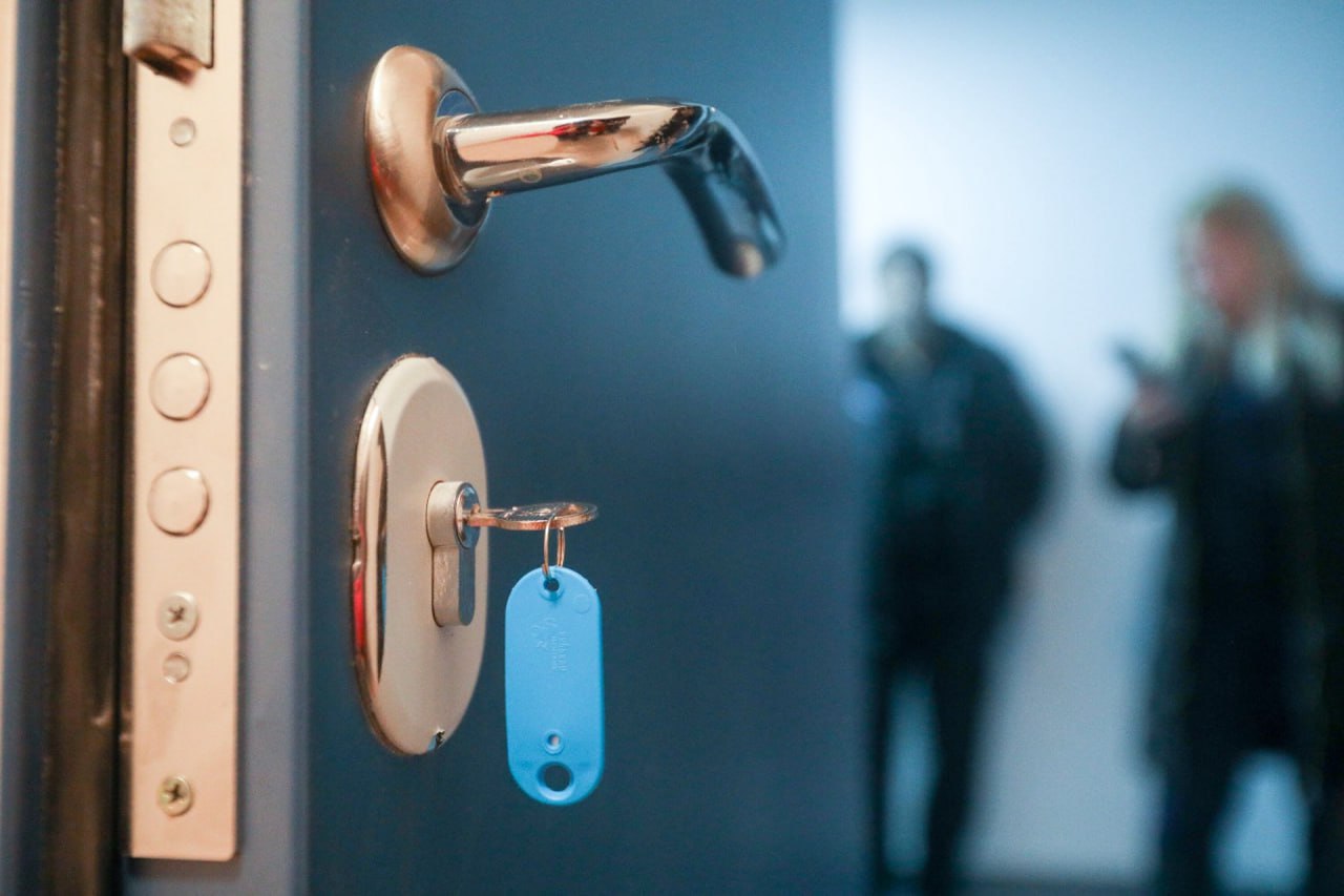 Минфин расширил условия дальневосточной и арктической ипотеки Теперь воспользоваться льготной программой можно будет и при покупке вторички Кроме того отменено возрастное ограничение для многодетных семей Раньше взять жилье под 2 могли лишь заемщики до 35 лет Подпишитесь на Абзац TG VK Дзен MAX Rutube