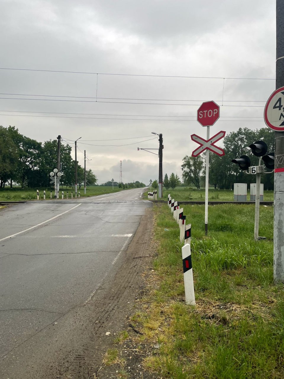 Пассажирский поезд врезался в легковушку на Кубани Авария произошла на железнодорожном переезде между станциями Варилка и Васюринская. Поезд «Краснодар – Кисловодск» столкнулся с автомобилем. Южная транспортная прокуратура проводит проверку. О пострадавших ведомство не сообщает. Работа Авто Глэмпинг