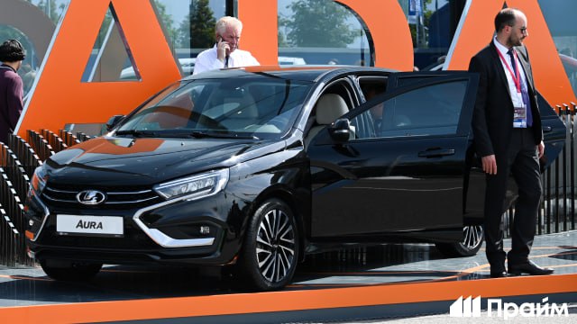 Продажи Lada Aura стартуют в начале декабря  Первые автомобили появятся в дилерских центрах Москвы и Петербурга, а дальше уже по всей стране, заявил глава “АвтоВАЗа” Максим Соколов.  Он отметил, что уже состоялись первые продажи корпоративным клиентам, а отгрузки по ним начнутся в ближайшее время.  #АвтоВАЗ #авто