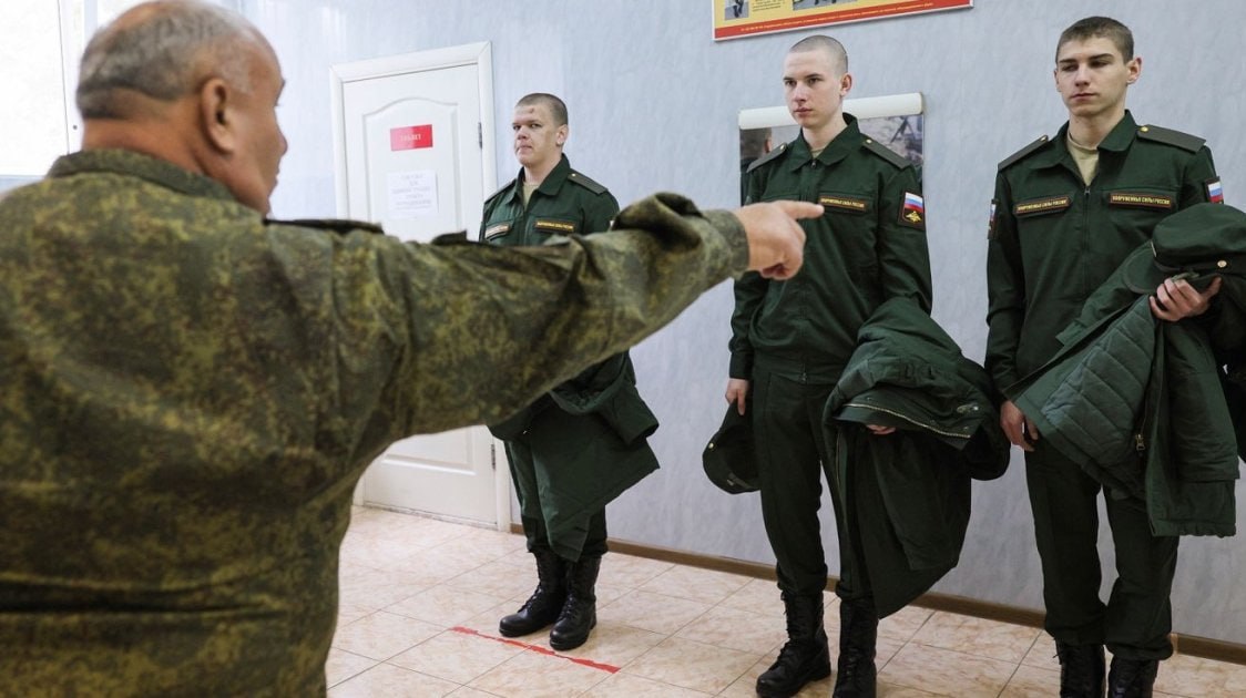 Правительство России планирует резко повысить число годных к призыву К 2030 году доля негодных должна снизиться до 17,5 %, а к 2036-му — и вовсе до 16 %; для сравнения: в 2009 году этот показатель достигал почти 30 %. Отдельной целью правительство ставит прививать молодому поколению со школы любовь к армии, патриотизму и «традиционным ценностям», а начальную военную подготовку — осваивать уже на уроках «Основ безопасности и защиты Родины», преемника ОБЖ.