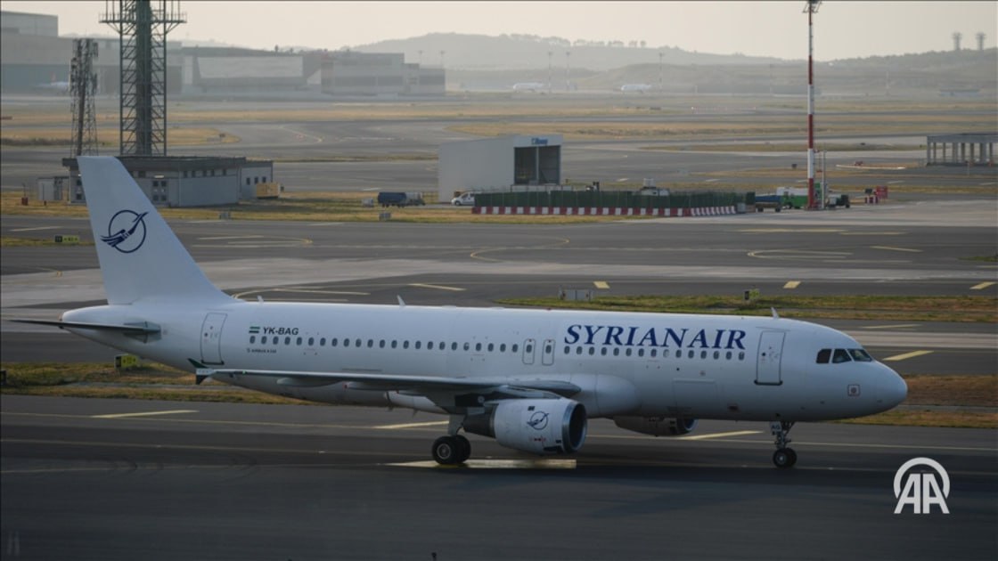 Syrian Airlines, после 12 лет совершила свой первый полет в Стамбул Самолет авиакомпании Syrian Airlines, совершивший свой первый после 12 лет полет в Стамбул, был торжественно встречен в аэропорту. Сирия после окончания правления режима Башара Асада открылась для международных полетов, Флагманский перевозчик страны авиакомпания Syrian Airlines после 12-летнего перерыва совершила полет в Стамбул. Пассажирский самолет авиакомпании Syrian Airlines, вылетевший из Дамаска, вечером 10 июня приземлился в аэропорту Стамбула. Руководство оператора аэропорта Стамбул İGA встретило руководителей и экипаж самолета Syrian Airlines с цветами. ↘ Подробнее на нашем сайте: v.aa.com.tr/3593532 24/7 в сутки с Агентством «Анадолу»
