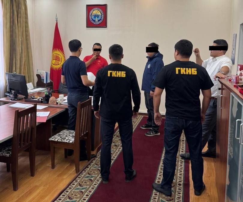 В департаменте физической культуры и спорта при Минкультуры Кыргызстана выявлена крупная коррупционная схема на 30 миллионов сомов Заместитель директора начальник финансового отдела и директор одной из компаний при закупке спортивно медицинского оборудования завысили цены и подделали документы Из за этого государство потеряло свыше 10 миллионов сомов Само оборудование до сих пор лежит на складе без дела а часть материалов уже оказалась просроченной Таким образом закупка не принесла никакой пользы а только нанесла ущерб  Сейчас трое фигурантов дела арестованы Следствие продолжает проверять других сотрудников которые могли быть связаны с этой коррупционной схемой Подписывайтесь на наш канал Салам Кыргызстан