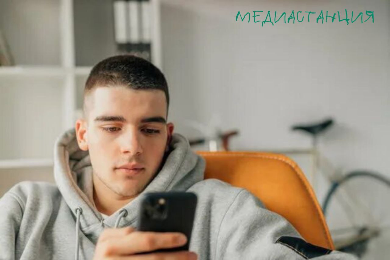 Российские депутаты предлагают ограничить на территории страны работу специфических ИИ сервисов которые способны раздевать человека Глубокое беспокойство вызывает у чиновников вопрос психологического воздействия таких функций на юные неокрепшие умы а также неизбежное попрание достоинства личности и её прав Национальная родительская ассоциация согласилась в доводами депутатов и предложила включить подобные ИИ сервисы в чёрные списки РКН с последующим наказанием для тех кто их использует В идеале конечно надо вообще заблокировать такие нейросети в России однако понятное дело все поймать не получится уж больно быстро плодятся mediastanciacom